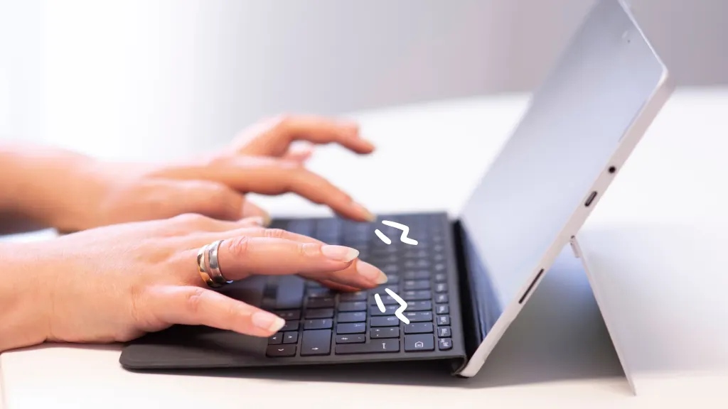 Vì sao cần vệ sinh bàn phím Surface thường xuyên