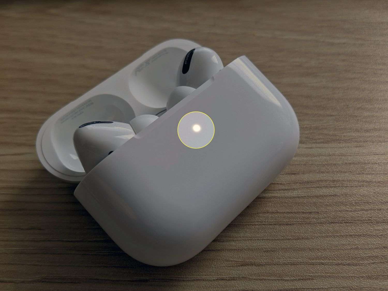 Đưa AirPods vào chế độ ghép nối