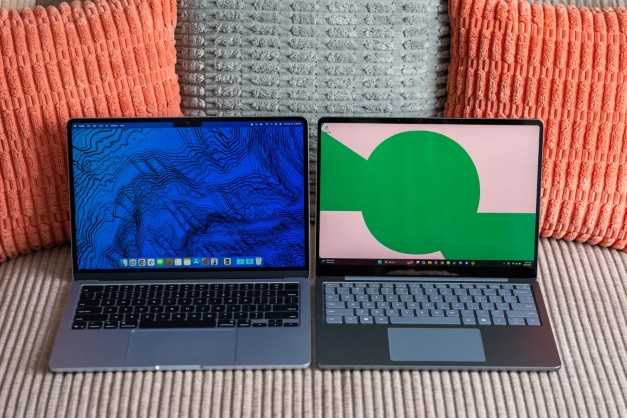 Màn hình MacBook Air M4 13 inch vs Surface Laptop 13 inch