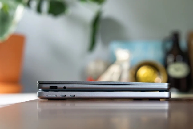 Cổng kết nối MacBook Air M4 13 inch vs Surface Laptop 13 inch