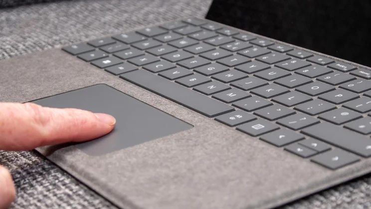 Cách vệ sinh touchpad Surface Pro