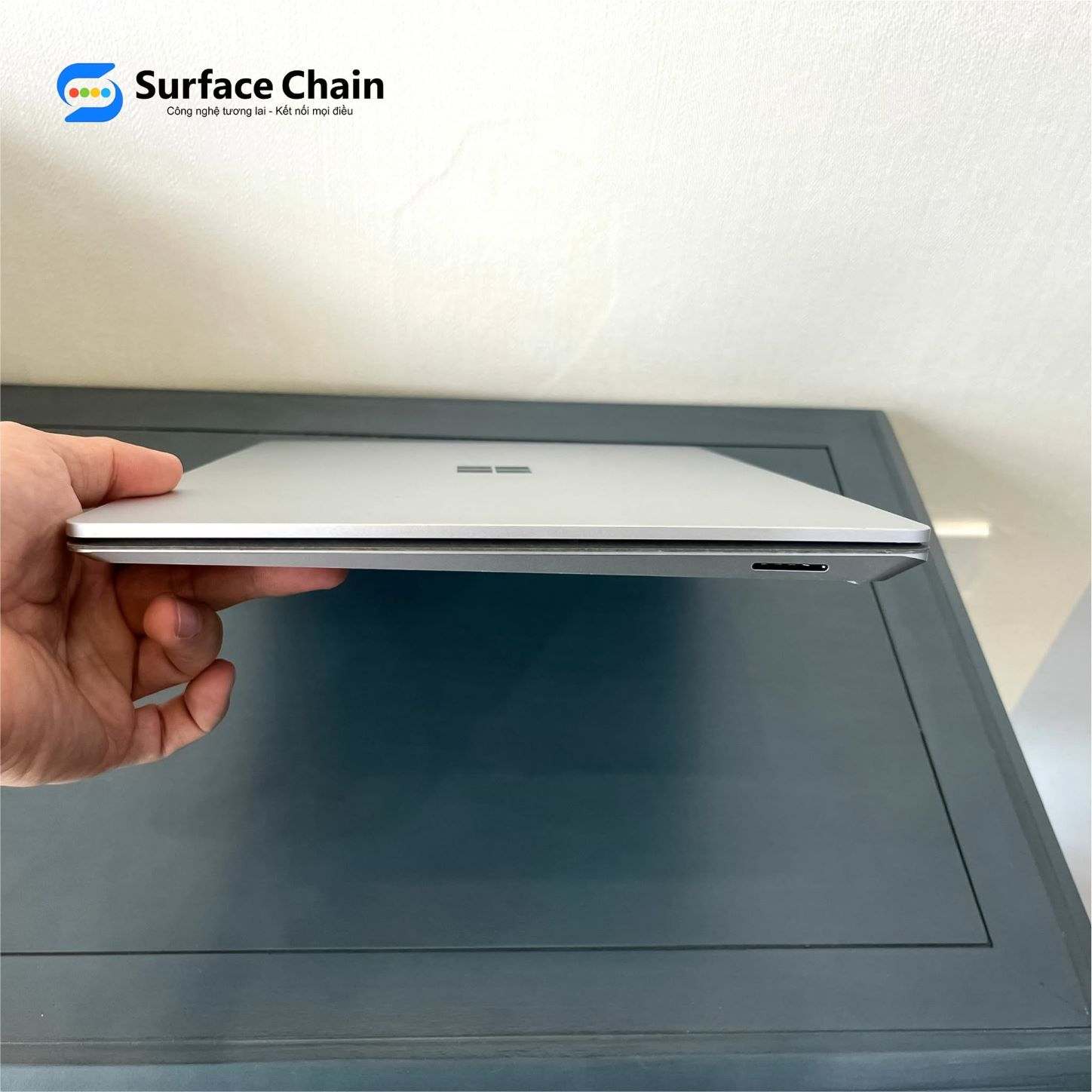 Cổng Surface Connect trên Surface Laptop
